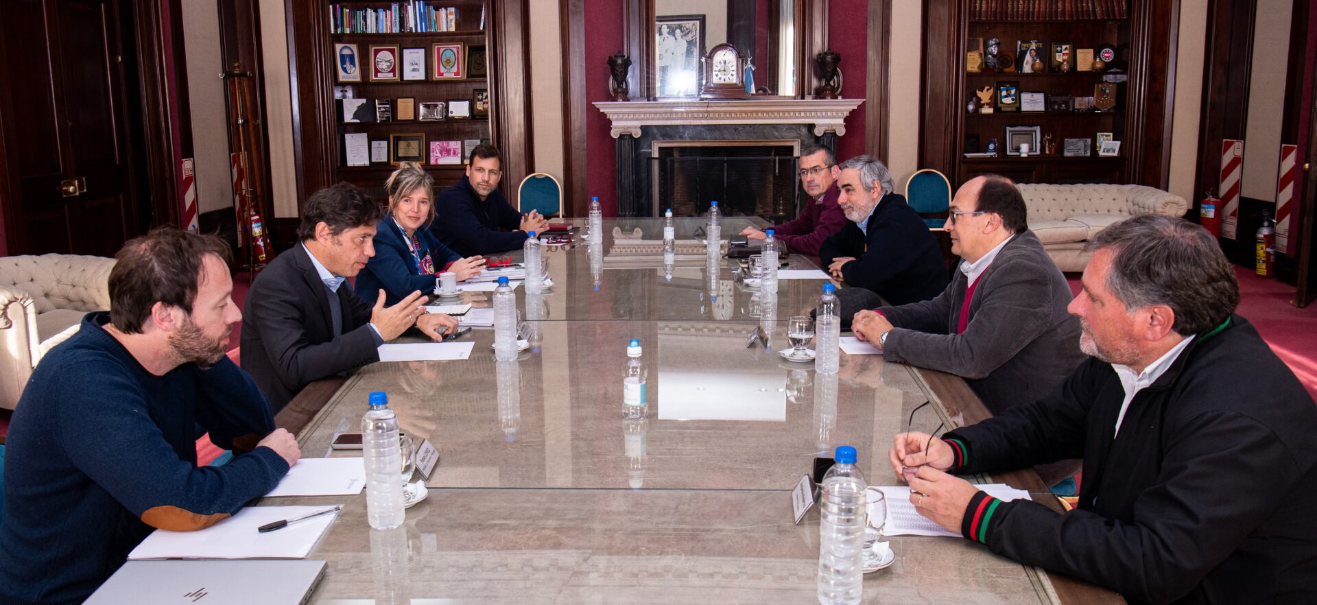 Kicillof recibió en Casa de Gobierno a una delegación de intendentes radicales. “Fue una muy buena reunión”, evaluaron los boinas blancas. Fondos, deudas, obras, seguridad y salud, en el menú.