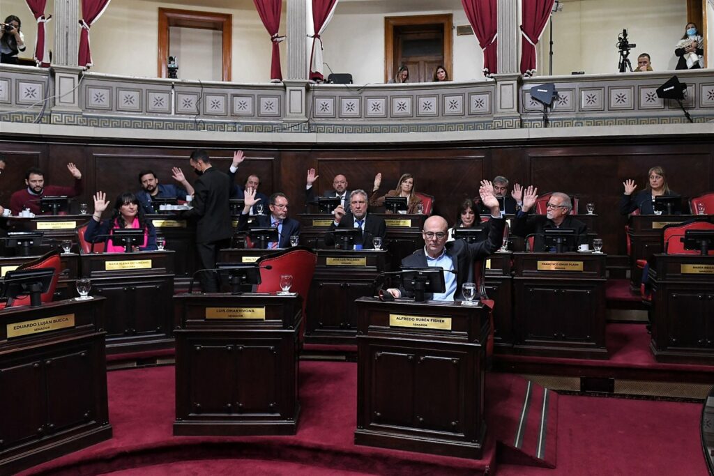 El bloque del Frente de Todos en el Senado bonaerense levanta la mano por los cargos en la sesión especial. 
