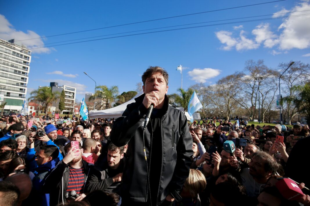 Axel Kicillof encabezó el acto por Cristina Kirchner que se armó en la “plaza militante” de La Plata. El Gobernador se suma a la convocatoria en el barrio porteño de Recoleta.