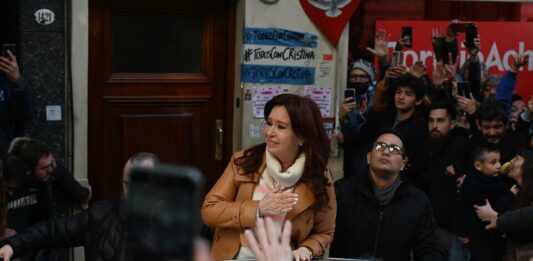 Por octavo día consecutivo militantes k mantienen la vigilia en la casa de Cristina Kirchner, después de un fin de semana turbulento.