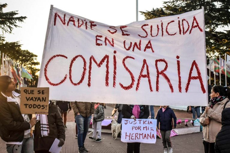 En las últimas semanas se realizaron varias manifestaciones contra la policía de Laprida por el supuesto crimen de Daiana Abregú.