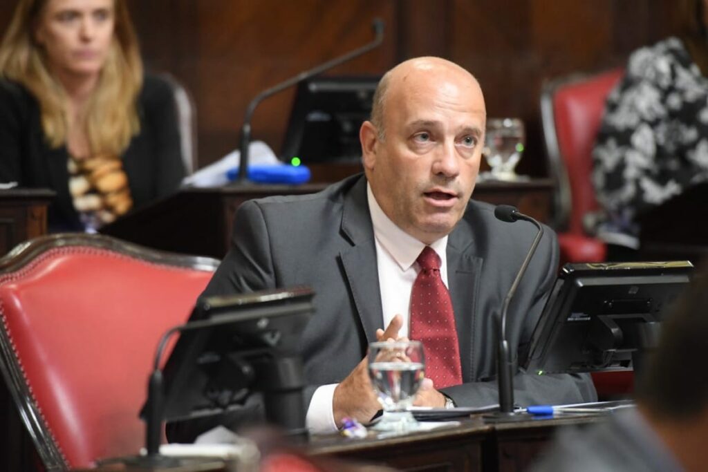 Senador Andrés de Leo, autor de la iniciativa de la ley de licencia especial para familiares de pacientes oncológicos pediátricos. 