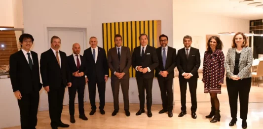 El ministro de Economía de la Nación, Sergio Massa, trazó una hoja de ruta junto a embajadores del G7 para traer inversores.