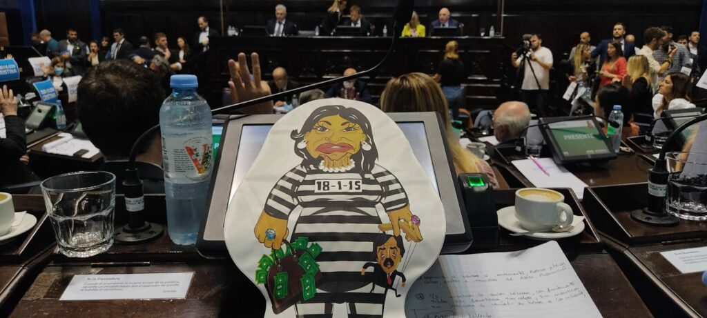 Diputados. "Cristina Kirchner presa", el globo que exhibió Luciano Bugallo en el recinto. 