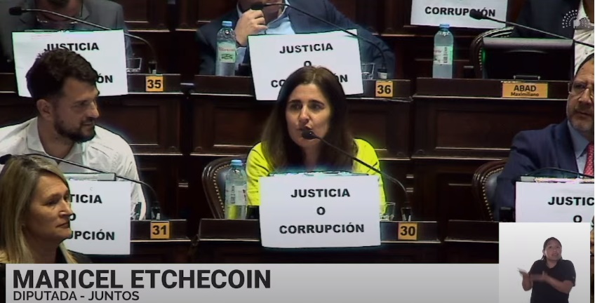 Diputados. Los carteles de "justicia o currupción" de la oposición de Juntos. 