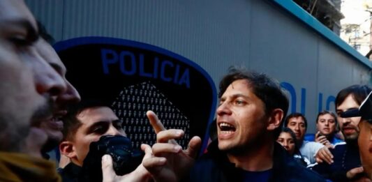 Axel Kiciloff tildó de “violenta” a la oposición, luego de los incidentes entre manifestantes a favor de Cristina Kirchner y la policía de Horacio Rodríguez Larreta frente al domicilio de la exmandataria.