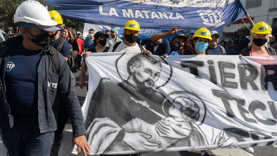 Los movimientos sociales encabezan la marcha por San Cayetano.