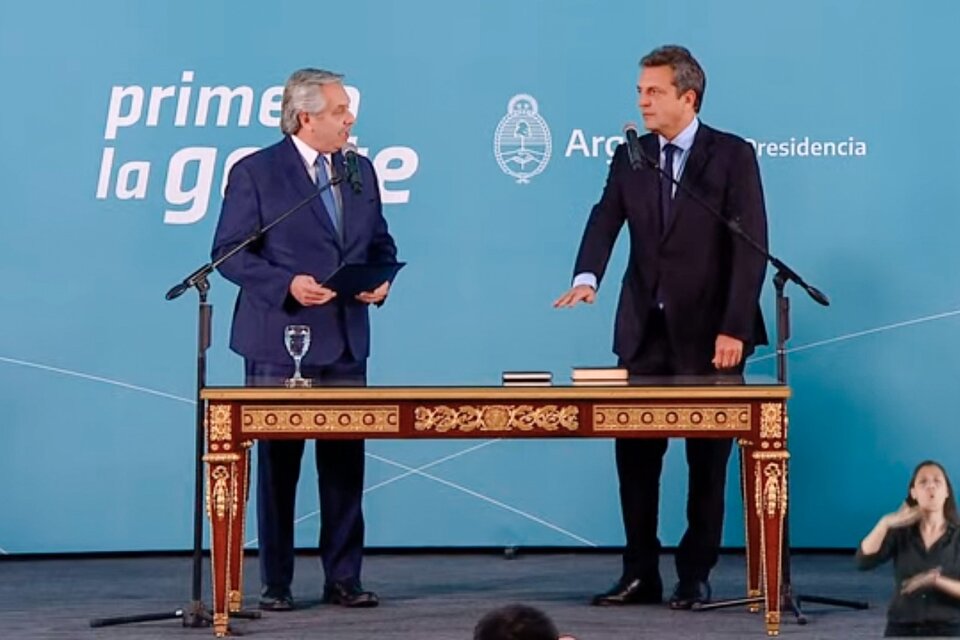 El presidente Alberto Fernández le tomó juramento Sergio Massa, que abandonó la presidencia de la Cámara de Diputados para asumir como nuevo ministro de Economía.