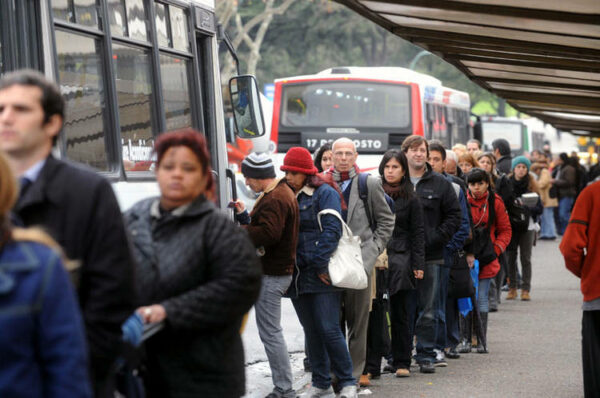 El paro de micros en el Área Metropolitana de Buenos Aires (AMBA) afecta desde ayer a los usuarios del servicio.
