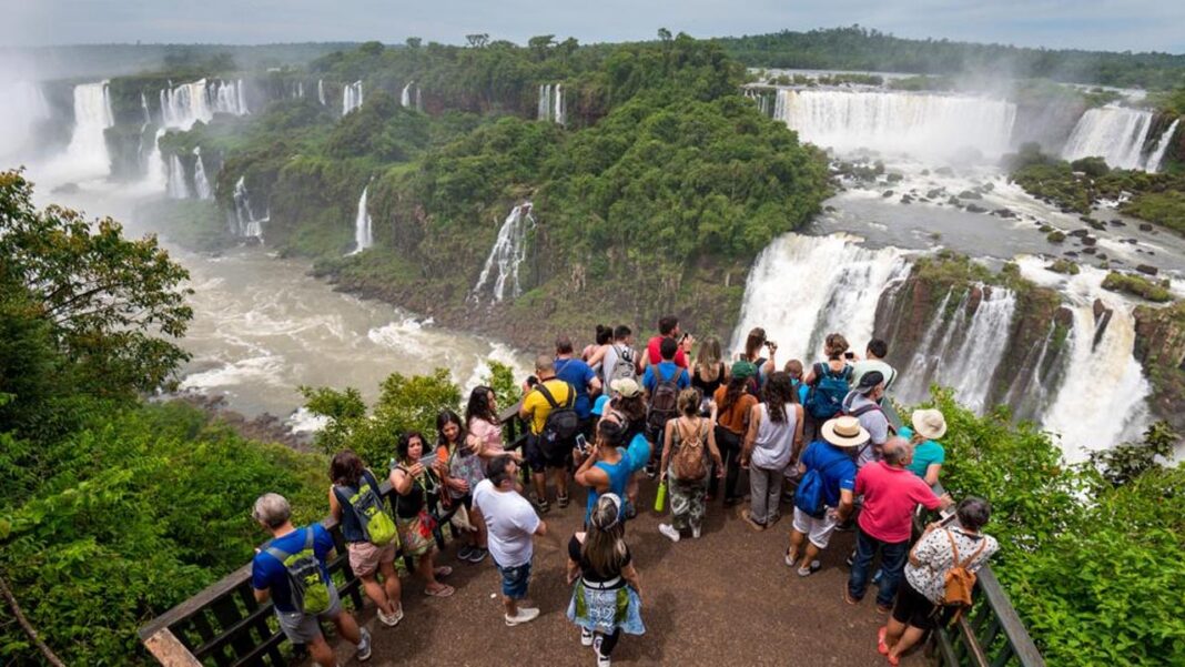 El Ministerio de Turismo nacional precisó que más de 220 mil turistas se movilizarán por todo el país durante el fin de semana largo.