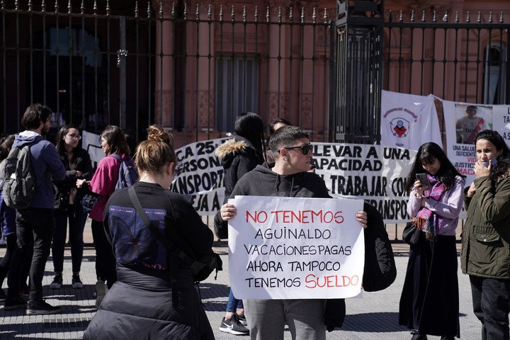 Protestas en Plaza de Mayo contra los recortes en el área de discapacidad 