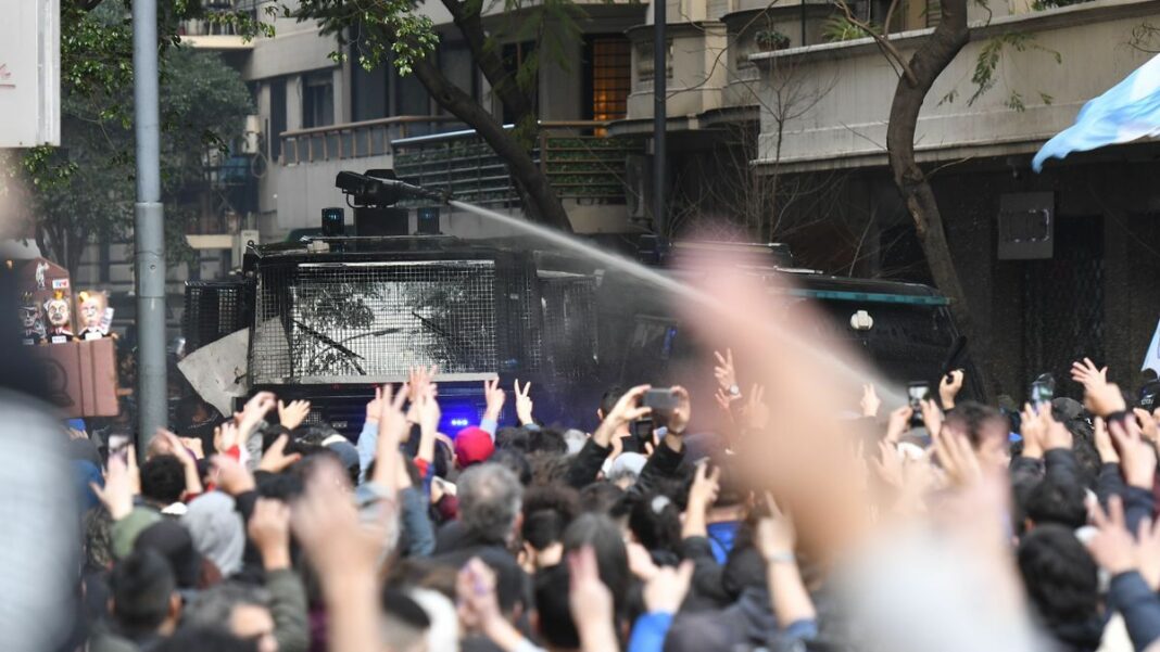 Este fin de semana por lo menos dos diputados bonaerenses que participaron de la marcha en apoyo a Cristina Kirchner terminaron reprimidos por la policía porteña. El testimonio de Matías Molle.