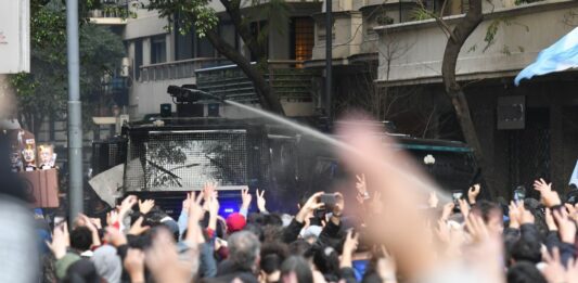 Este fin de semana por lo menos dos diputados bonaerenses que participaron de la marcha en apoyo a Cristina Kirchner terminaron reprimidos por la policía porteña. El testimonio de Matías Molle.