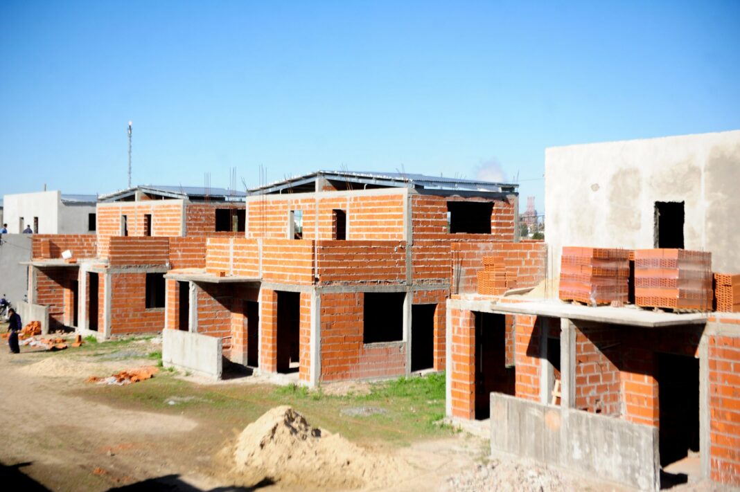 El Gobierno bonaerense licitó la construcción de 522 viviendas en la localidad de Ensenada, las cuales se llevarán a cabo en el Barrio Belgrano y en Punta Lara.