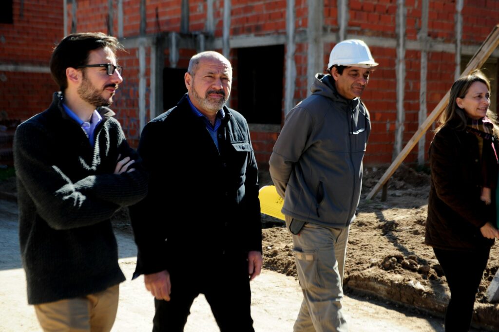 El ministro de Hábitat y Desarrollo Urbano de la provincia de Buenos Aires, Agustín Simone y el intendente de Ensenada, Mario Secco.