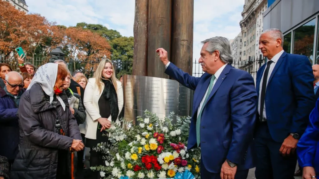 Las placas en homenaje a las víctimas del bombardeo a Plaza de Mayo se colocaron en el marco de un multitudinario acto.
