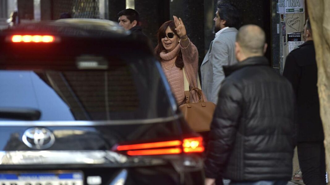 Luego del atentado a Cristina Kirchner, la vicepresidenta de la Nación empezó a movilizarse en un auto blindado, facilitado por Alberto Fernández.