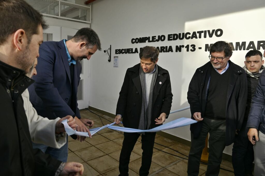 El gobernador bonaerense, Axel Kicillof, hace unos meses inauguró dos establecimientos educativos en la localidad de Miramar.