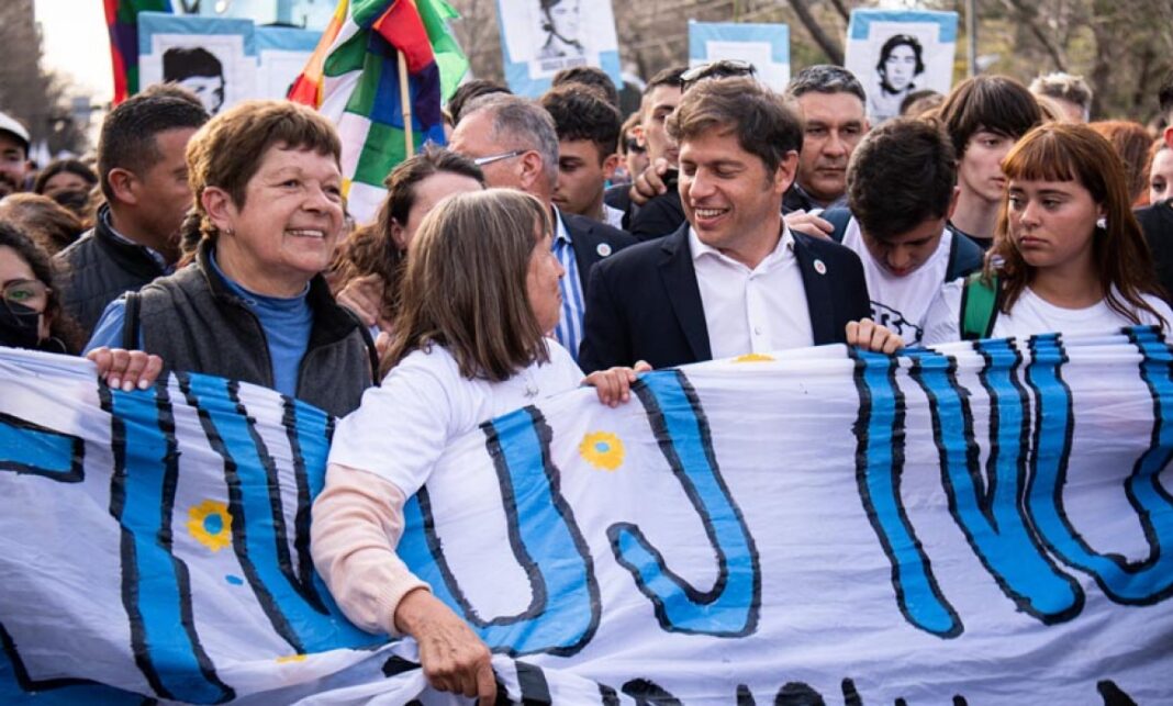 El gobernador bonaerense, Axel Kicillof, participó de la marcha de “La Noche de los Lápices” luego del atentado a la vicepresidenta Cristina Kirchner.