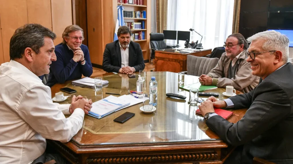 El ministro de Economía de la Nación, Sergio Massa, se reunió con integrantes de la Mesa de Enlace antes de anunciar el dólar soja.