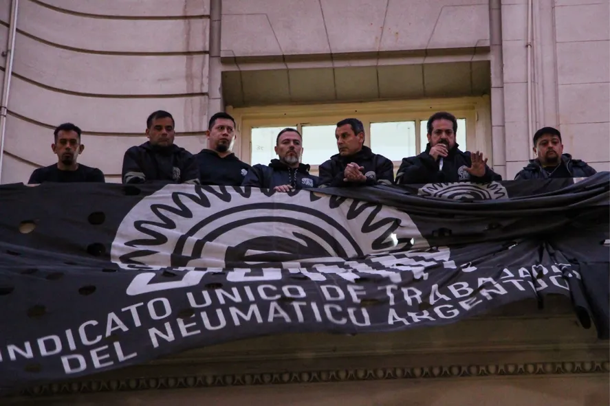 El Sindicato Único de Trabajadores del Neumático Argentino (Sutna) tomó el Ministerio de Trabajo nacional por un conflicto gremial.