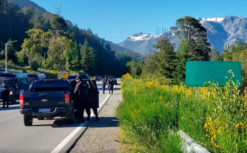 Tras el ataque mapuche en Villa Mascardi la Gendarmería Nacional comenzó a controlar los vehículos que circulan por la zona.