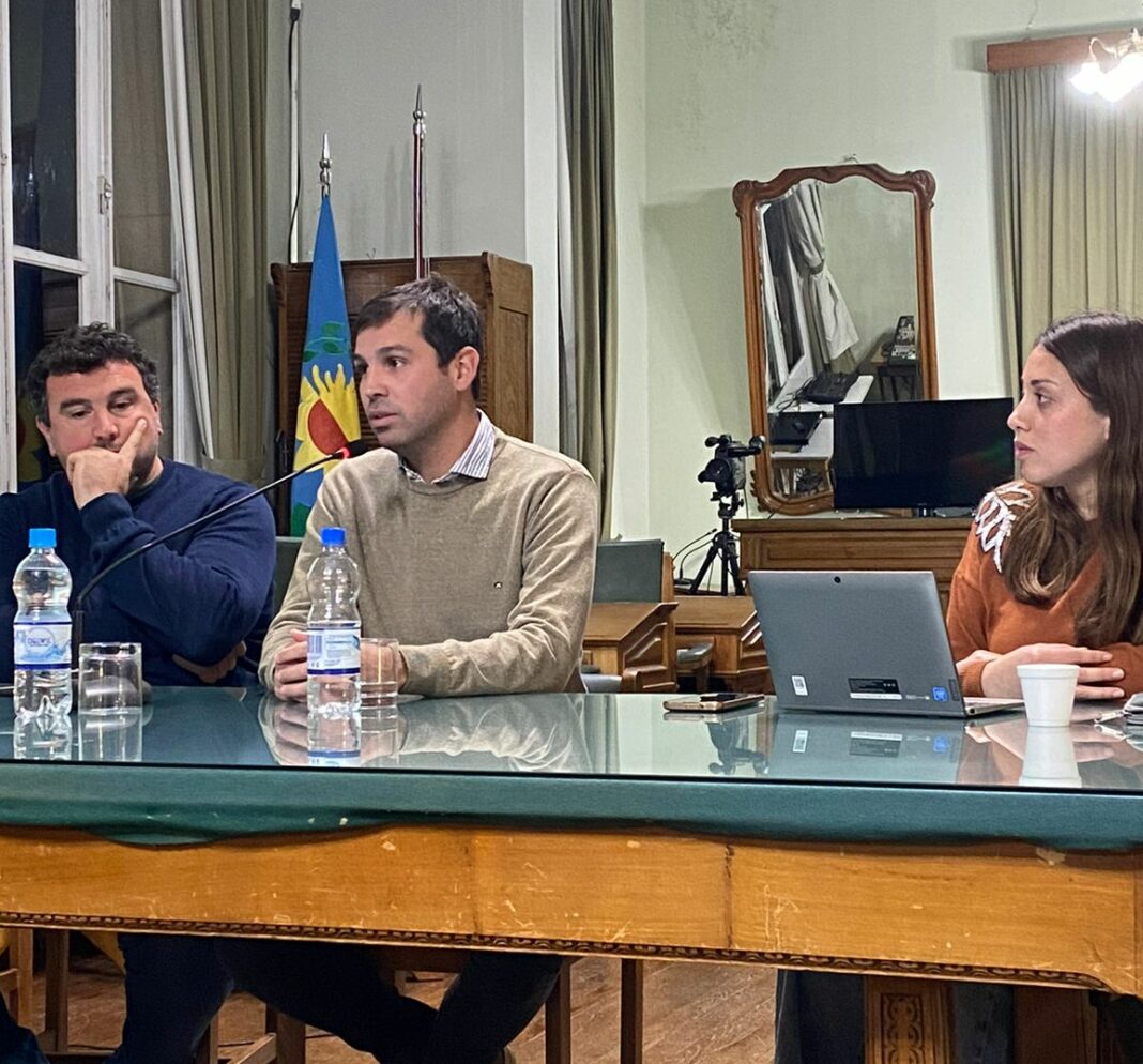 El diputado radical bonaerense, Valentín Miranda, estuvo en Mar del Plata y Lobería para difundir su propuesta de mecenazgo deportivo.