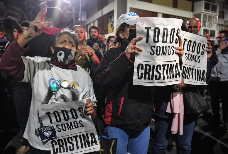 Organizaciones políticas, sindicales y sociales se movilizan este viernes a la Plaza de Mayo y otros puntos del país en “defensa de la democracia” y repudio del atentado a Cristina Kirchner.