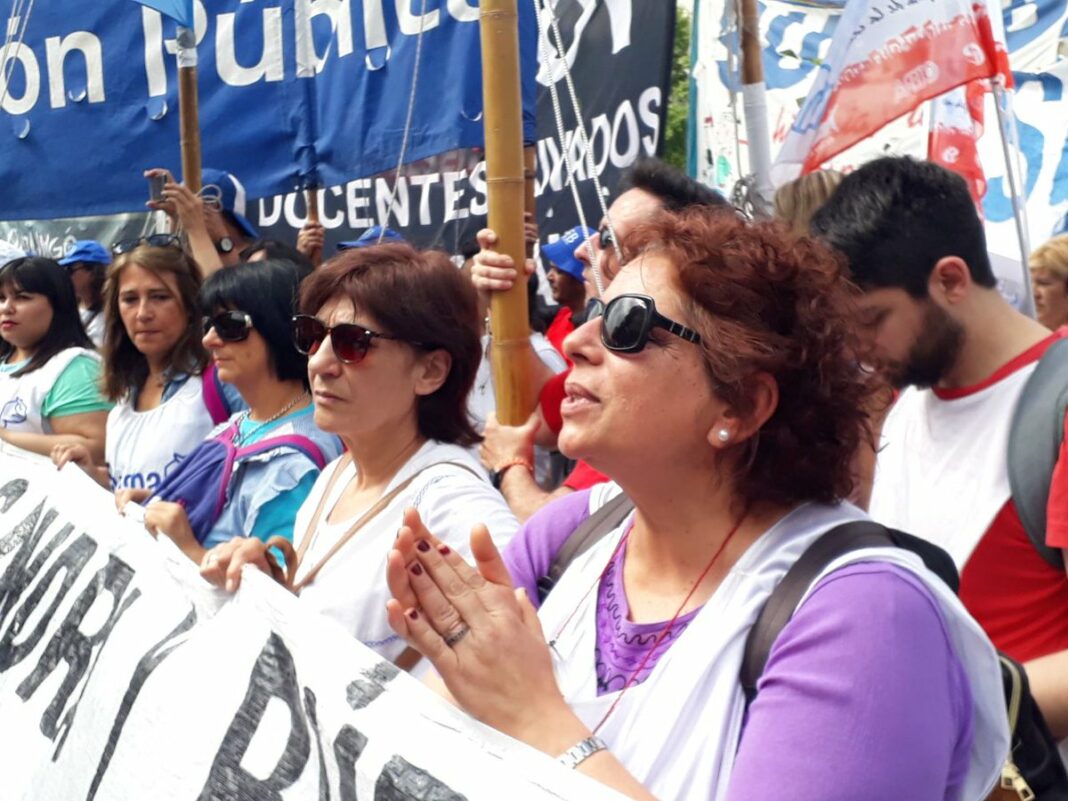 Docentes bonaerenses marchan este miércoles a la Dirección de Educación Artística de La Plata para denunciar un posible “recorte” en el sector educativo.