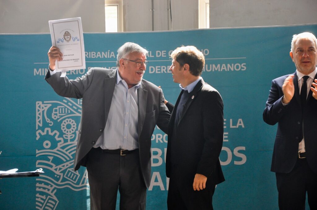 El intendente de Bragado, Vicente Gatica, junto con el gobernador bonaerense Axel Kicillof.