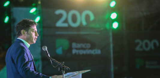 El gobernador Axel Kicillof aprovechó la celebración del Bicentenario del Banco Provincia para reclamar cambios a la Ley de Entidades Financieras.