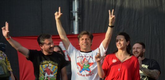El gobernador Kicillof cerró la campaña Lula Presidente 2022 en La Plata y presenció el show de Virus en el festival Primavera Bonaerense.