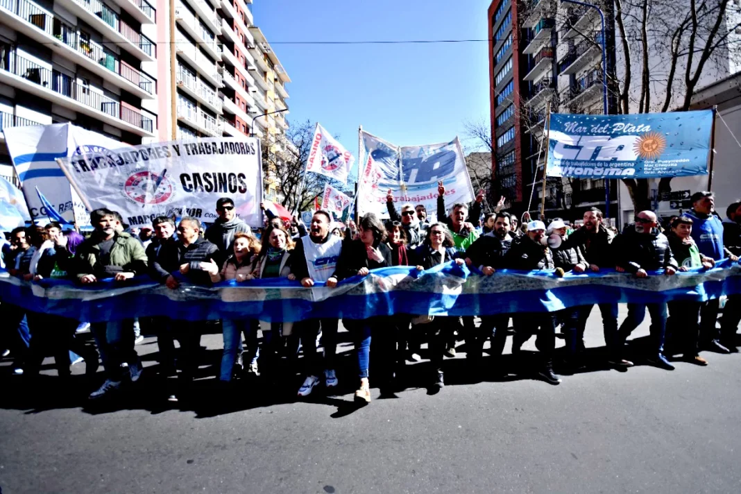 Organizaciones políticas, sociales, sindicales se concentraron en el monumento a San Martin de Mar del Plata para expresar su repudio al atentado a Cristina Kirchner.