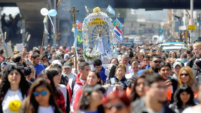 Desde las 10 de la mañana miles de files peregrinan desde el santuario de San Cayetano hasta Luján para participar este domingo de la misa frente a la Basílica.
