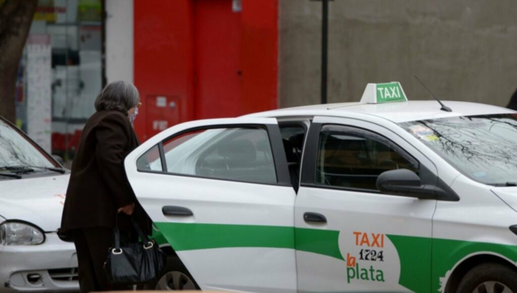 Las autoridades aprobaron un aumento de más del 20% para los taxis La Plata.