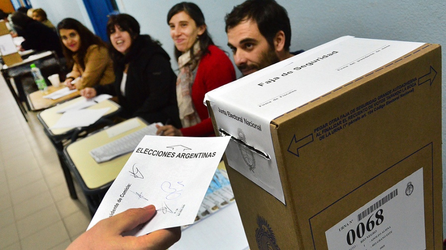 La Junta Electoral bonaerense recibió a representantes consulares, quienes se comprometieron a acompañar la difusión de la información electoral para ampliar los niveles de participación de residentes extranjeros.