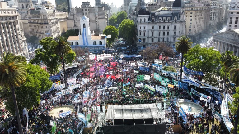 Una multitud escuchó a Máximo Kirchner en Plaza de Mayo por el Día de la Lealtad.   