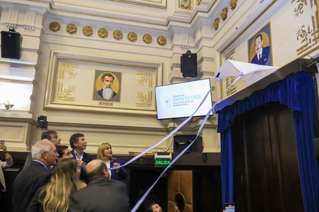 El momento del descrubrimiento de la imagen de Raúl Alfonsín en el recinto de la Cámara de Diputados bonaerense. 