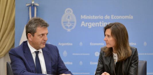 El lanzamiento del bono fue confirmado este miércoles por la directora ejecutiva de Anses, Fernanda Raverta, y el ministro de Economía, Sergio Massa.