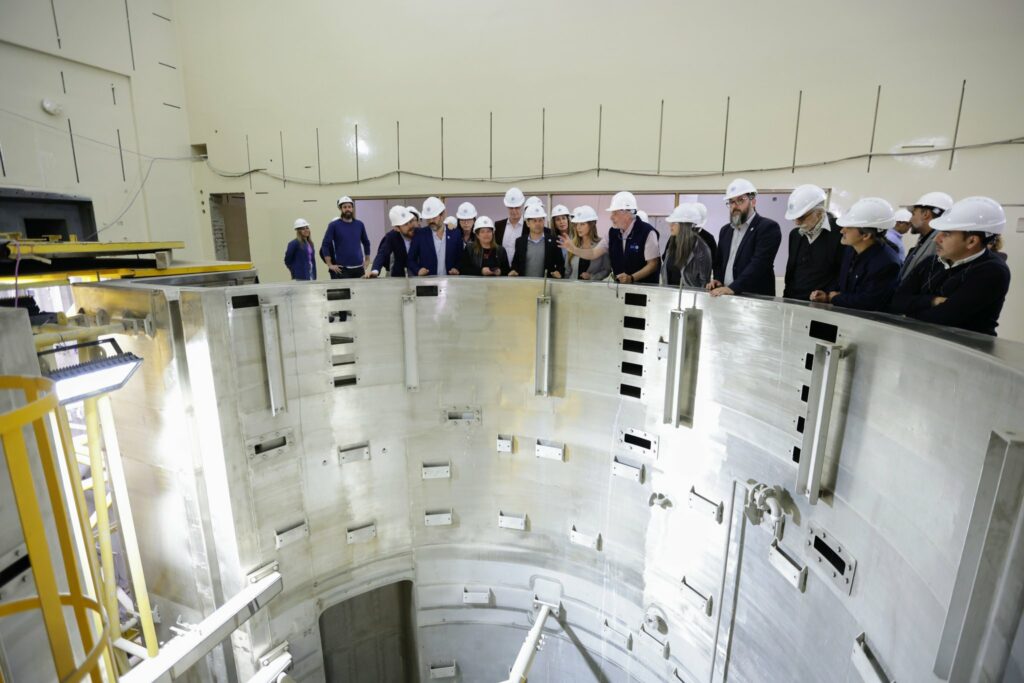 Kicillof visitó la obra del reactor RA-10 del Centro Atómico Ezeiza, la cual cuenta con un avance del 75%.