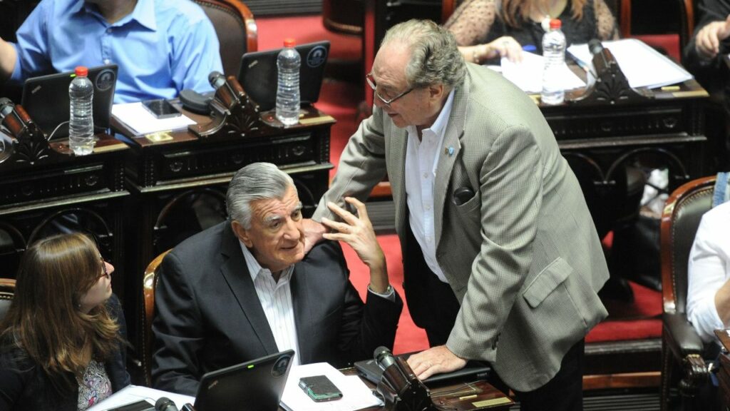 El diputado nacional José Luis Gioja y el presidente de la Comisión de Presupuesto y Hacienda, Carlos Heller.