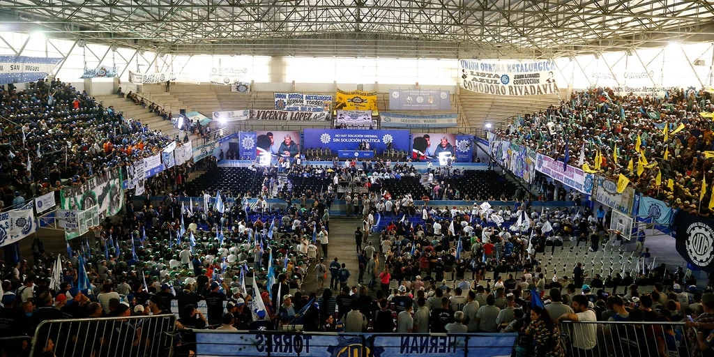 Cientos de militantes reclamaron la candidatura de Cristina Kirchner a la presidencia de la Nación. 