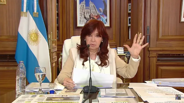 La vicepresidenta Cristina Kirchner solicitó, mediante una presentación de sus abogados, que se transmita la recusación a la jueza Capuchetti para apartarla de la causa.