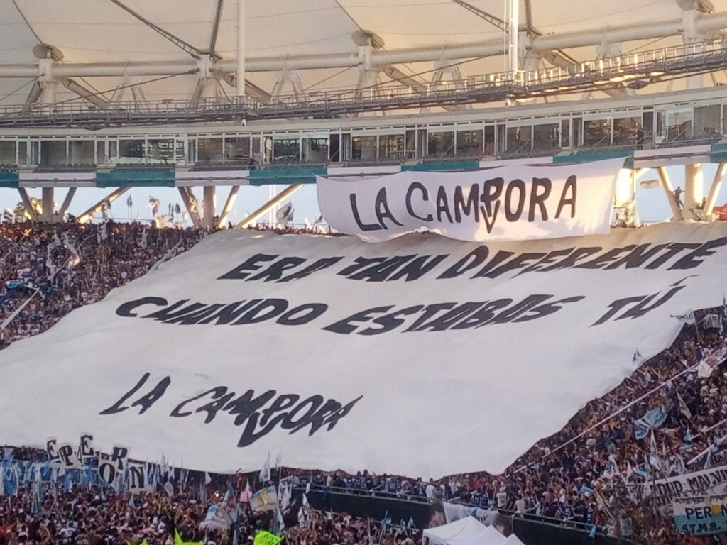La bandera que exhibió La Cámpora en la previa del discurso de Cristina Kirchner.