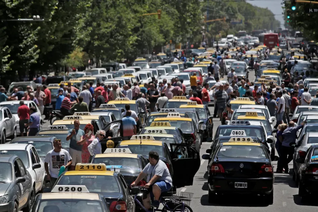 Taxistas y remiseros de Mar del Plata anunciaron un paro de actividades en repudio a la llegada de aplicaciones de transporte.