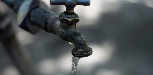 La empresa de ABSA llamó a "extremar el cuidado del agua" frente a la continuidad de la ola de calor.