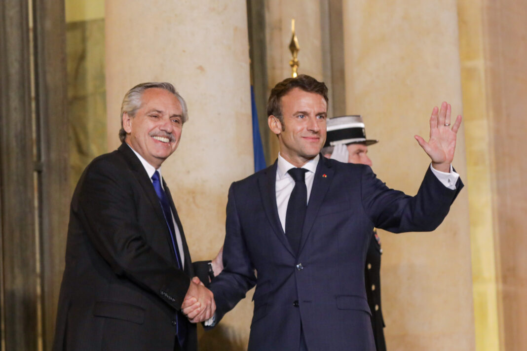 Alberto Fernández se reunió con su par francés, Emanuel Macron previo a su participación enla quinta edición del Foro de la Paz en París.