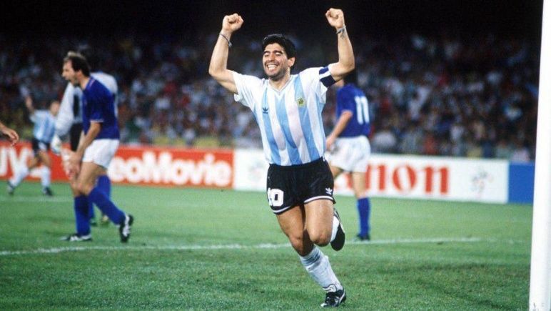 La comisión de Deporte de la Cámara de Diputados bonaerense dictaminó dos proyectos para reconocer a Maradona y Sabela, a días del comienzo del Mundial. 
