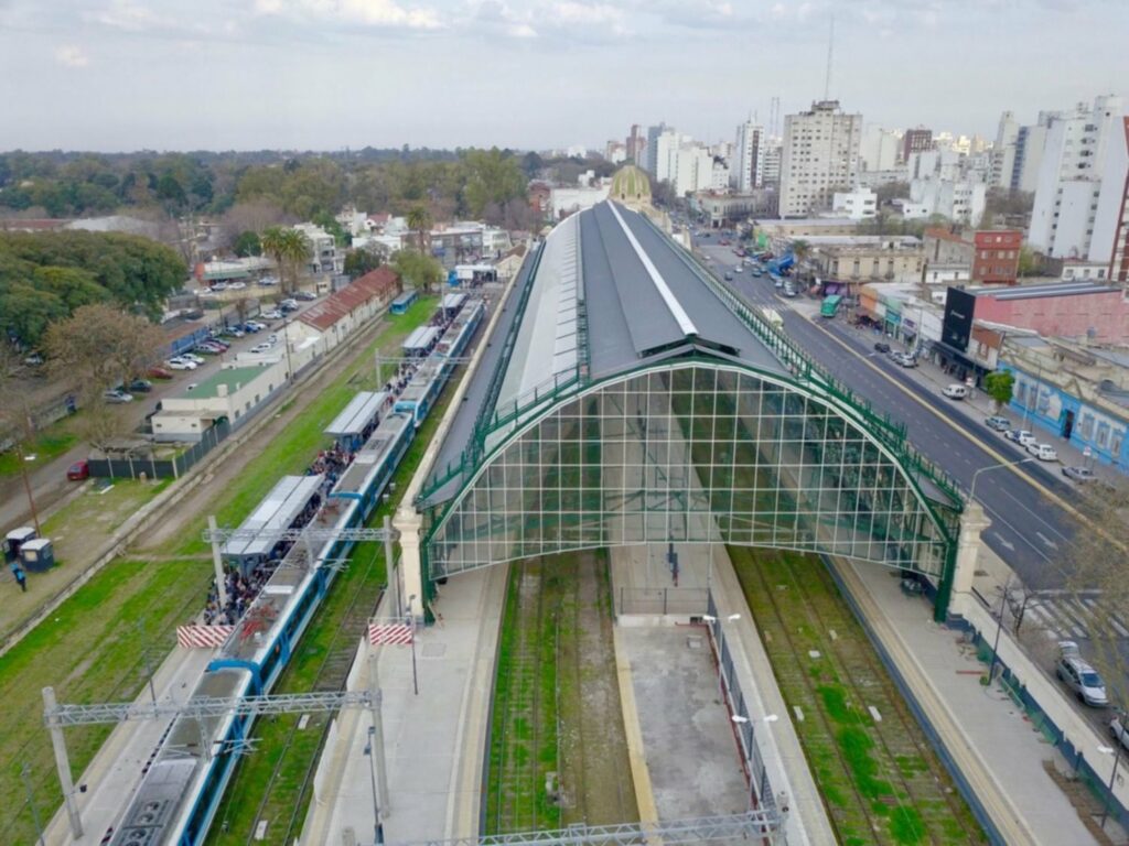 Así quedó el techo de la estación de Trenes de La Plata. 