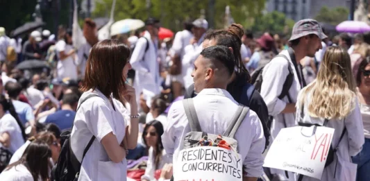 Los médicos residentes de la provincia de Buenos Aires mantienen un plan de lucha contra el Gobierno de Axel Kicillof. Hoy marchan a la Gobernación.